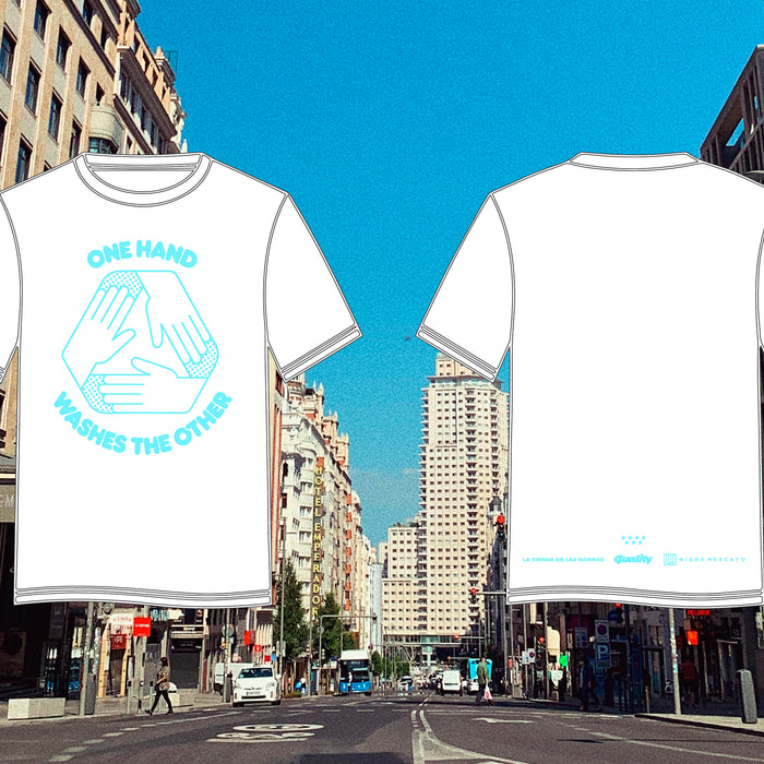 CAMISETA "ONE HAND WASHES THE OTHER"