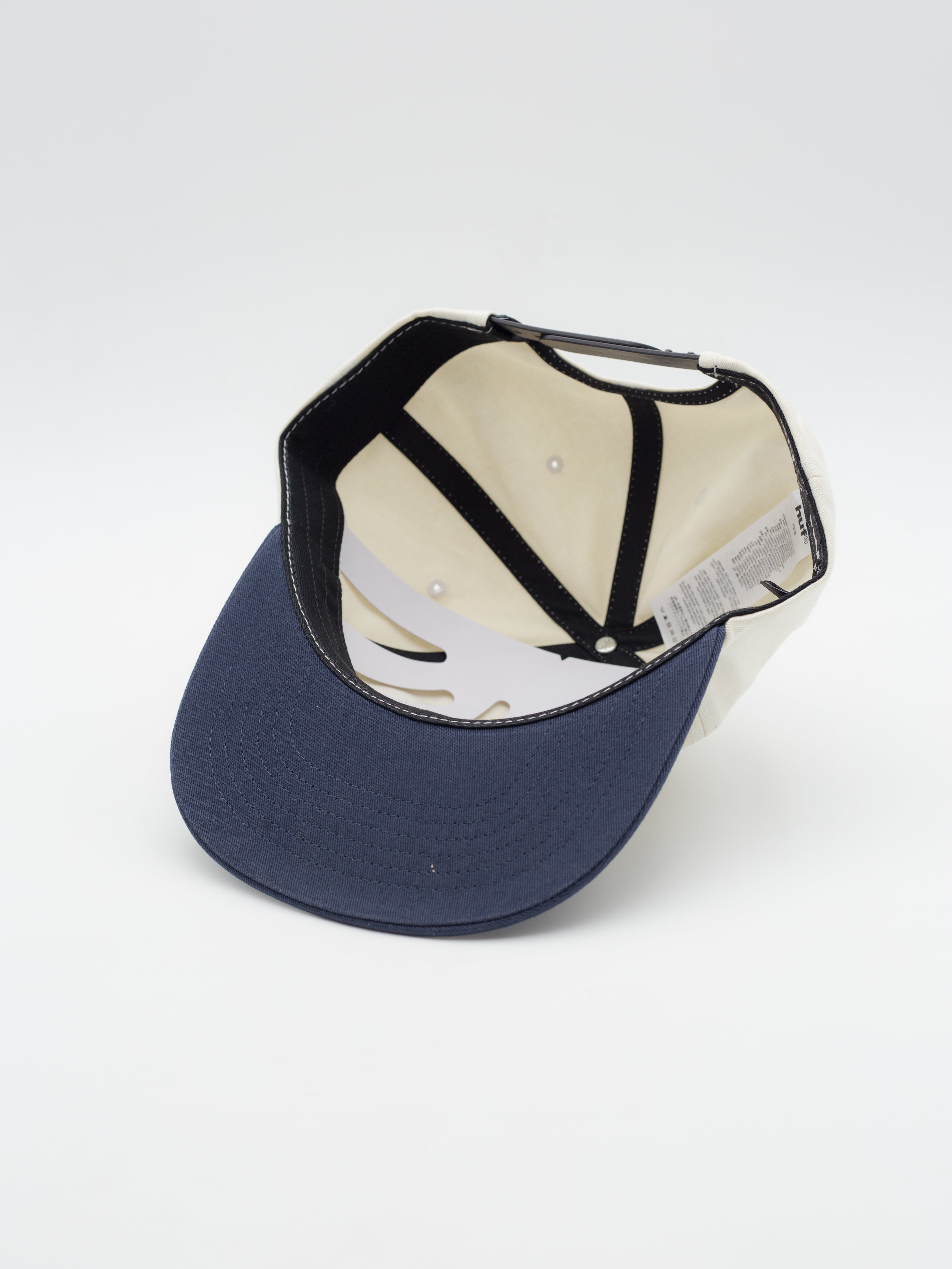 Bonnet à tête de mort avec contours